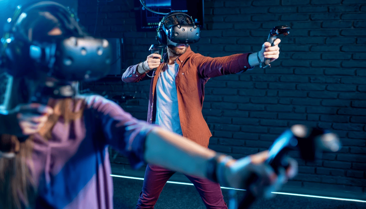 img-man-playing-vr-video-game